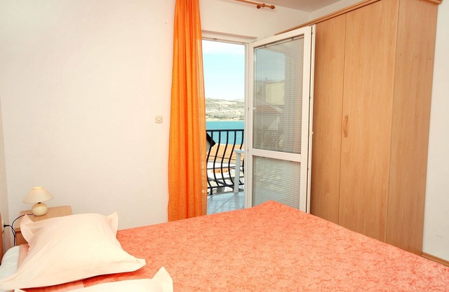 Apartamento para dos personas con balcón y vista al mar Mastrinka, Ciovo (A-4836-b)