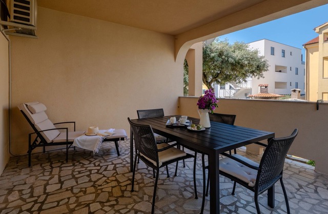 Apartamento para dos personas con una terraza Mandre, Pag (A-6516-a)