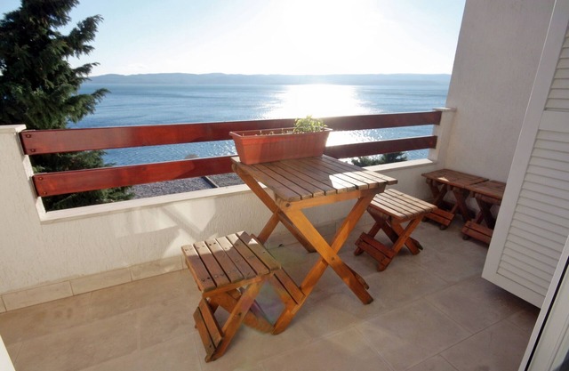 Apartamento para dos personas con balcón y vista al mar Pisak, Omis (A-5975-e)
