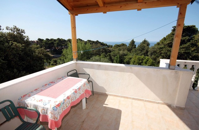 Apartamento para dos personas con terraza y vista al mar Suha Punta, Rab (A-5050-a)