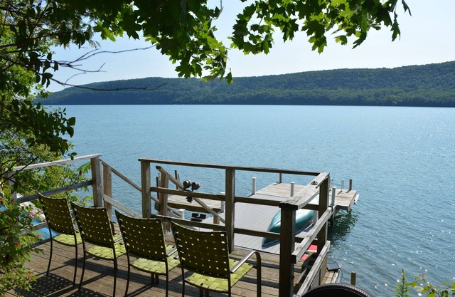 Duerme 22! Gran propiedad del lago en Coop con piscina y muelle - Baseball Family Ready!