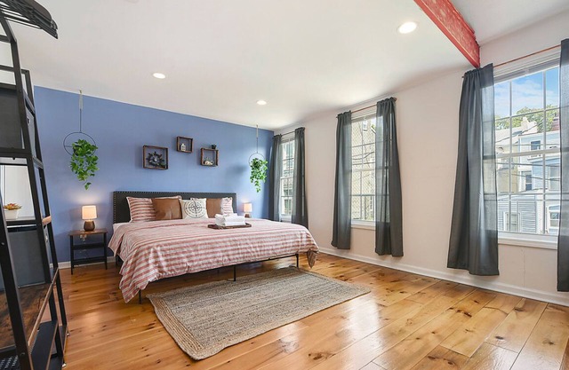 Two King Beds ★ Rowing / Crew-Themed ★ Walkable!