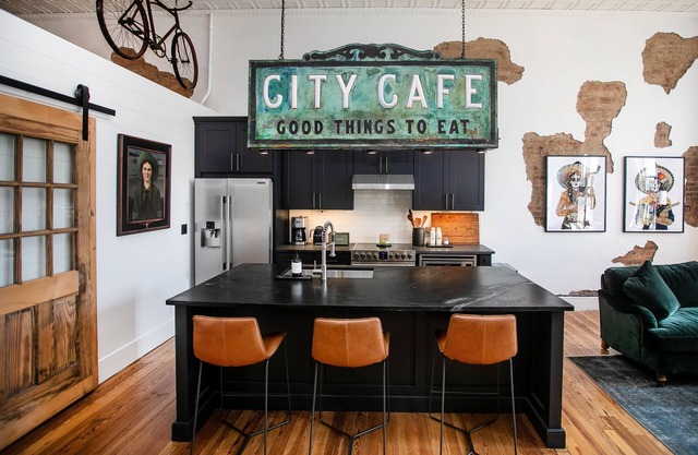 Two Lanes Guesthouse - Loft Vacation Rental por Mike Wolfe en el centro de Columbia