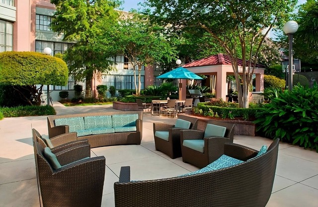 Two Pet-friendly Suites w/Kitchen, Free Breakfast, Pool, Near Lafayette Square!