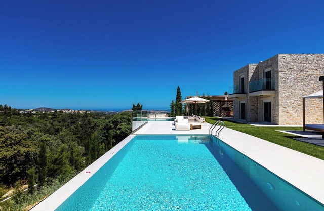 Nueva villa boutique de lujo con piscinas infinitas y bañera de hidromasaje, cerca del pueblo histórico