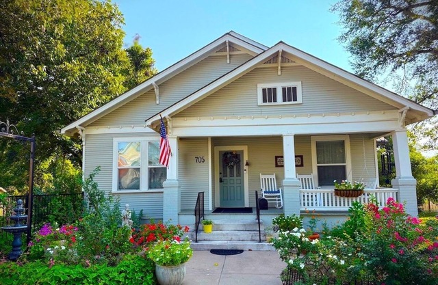 Two Step at The Brenham House - Steps from Downtown