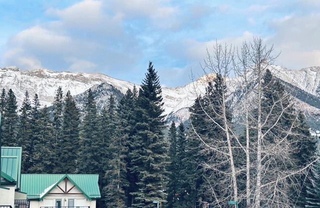 Two Storey Cozy Chalet W/2BR&2BA Balcony Mountain Views/By Banff Gate / Sleep 6