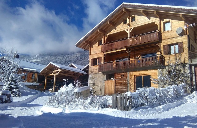 Chalet de dos unidades con impresionantes vistas desde la terraza sur cerca del pueblo.