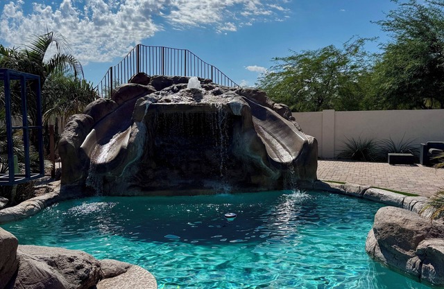 8 Bedroom, 6 Baths, Double Water slide Pool, Pickleball Court