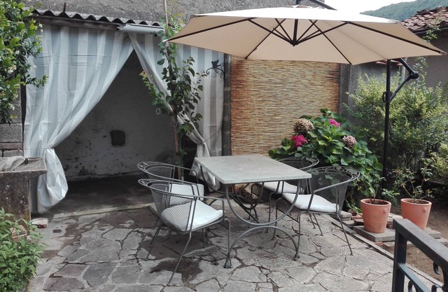 Típica casa de pueblo con jardín y terraza en un antiguo pueblo.