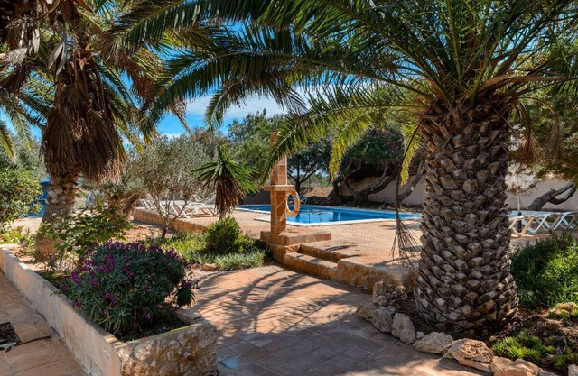Apartamento con gran piscina y jardín y barbacoa
