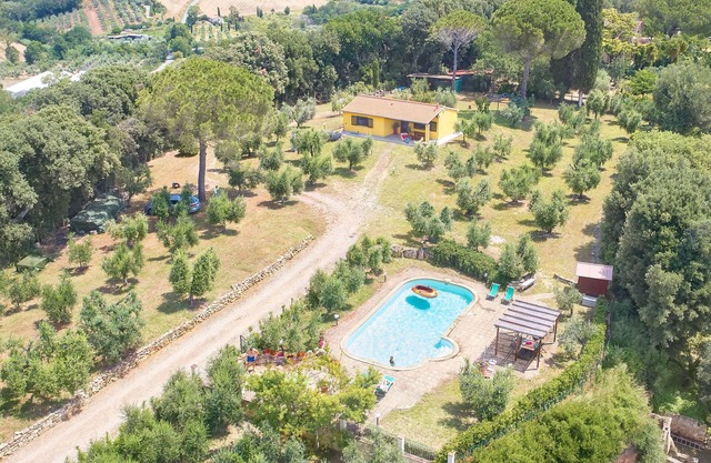 Casa con piscina, casa típica toscana típica en lo alto de una colina adyacente al antiguo pueblo de Bibbona