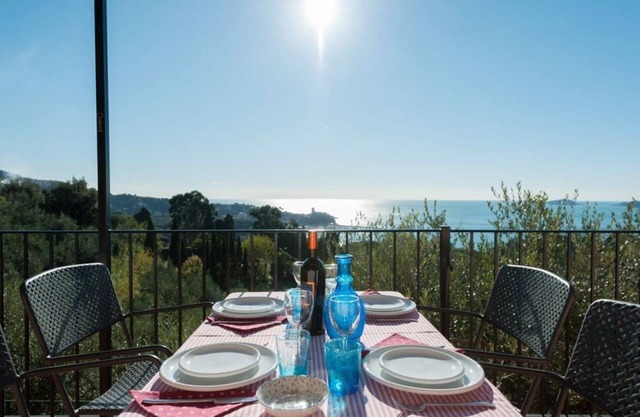 Ulivi House: in Lerici nel parque privado de una típica casa de Liguria, piscina