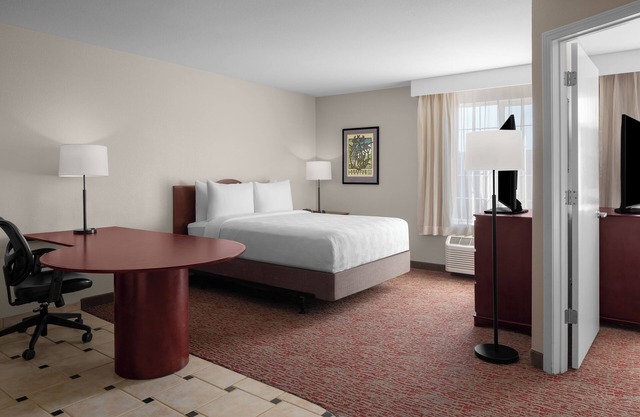 Ultimate Group Stay – 4 Suites w/ Kitchen, Living Area & Free SFO Shuttle
