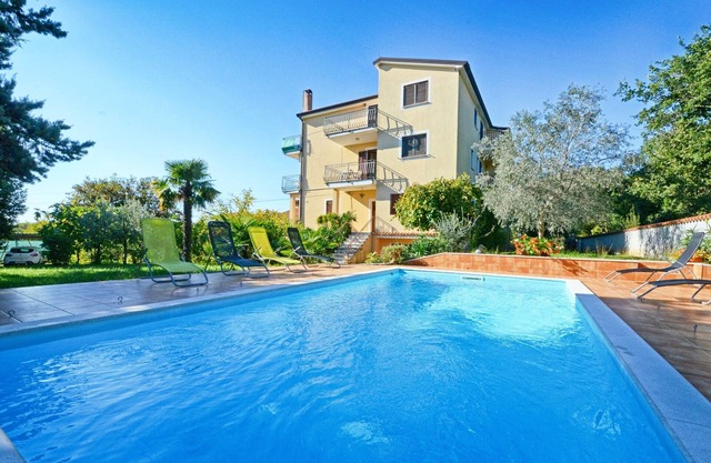 Apartamento para parejas Umag Valica, cerca de la playa, con piscina, barbacoa
