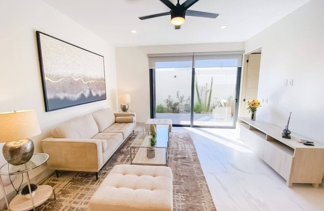 Unbeatable location 2BD 2BTH Walking distance to Medano...