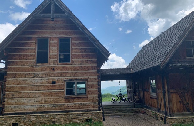 ¡Vistas increíbles desde lo alto de nuestro refugio de montaña! 25 min. conducir a Asheville!