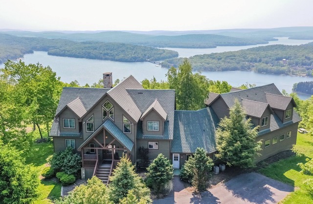 Under the Stars: Private Indoor & Outdoor Pools, 2 Hot Tubs, & BIG Lake