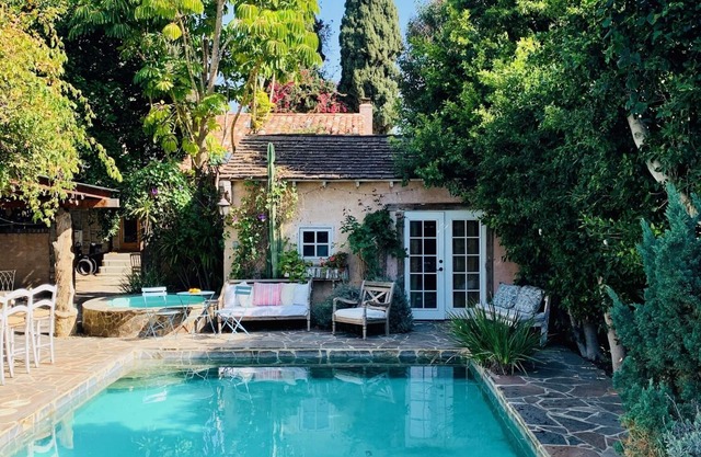 Debajo de la cabaña toscana del sol con piscina de piedra en el oeste de Los Ángeles