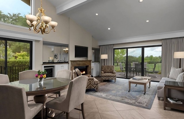 Unforgettable Napa Vacation! 2 Spacious Suites w/ Full Kitchen, Outdoor Pool!
