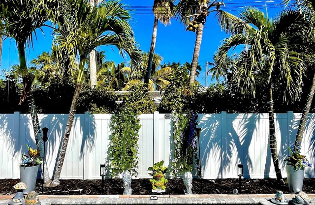 Unique, art-deco studio w/ POOL, 5 min to BEACH