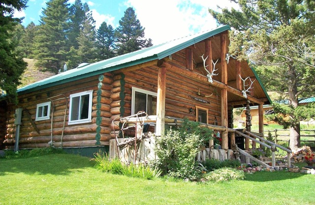 Única casa de madera rústica en Jardine, Montana