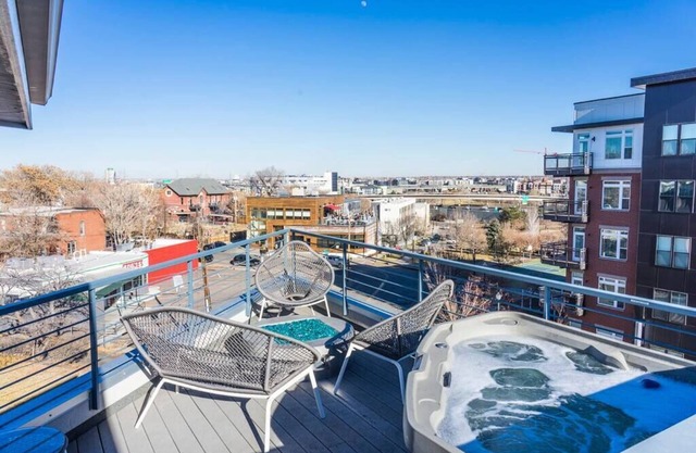 Exclusiva casa adosada de 4 pisos con jacuzzi en la azotea en el corazón de Denver