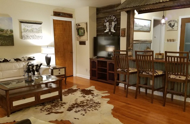 WILD WILD WEST HOME, cerca de SILOS, MAGNOLIA TABLE, Shopping, EATERIES, LAKE!