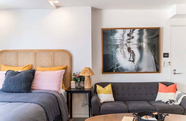 Habitación con una decoración única en la ladera con vistas a la playa Bilgola
