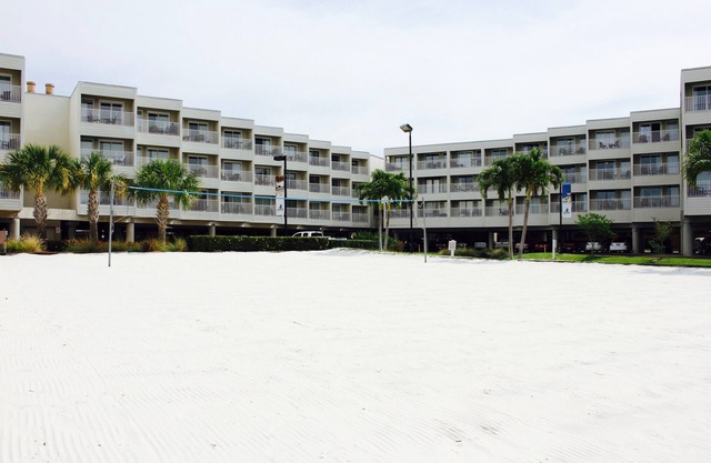 Unit w/ Pool View Balcony! Outdoor Pool, Parking, Near Tampa Bay History Center!