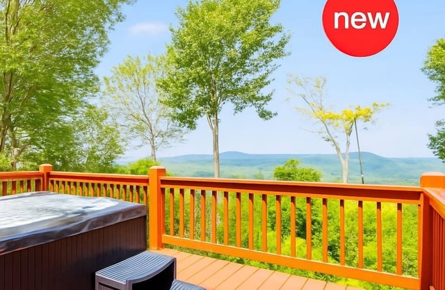 Heated Pool.Hot Tub, Sauna, Views, Game Room. Minutes to Hatley PointSki