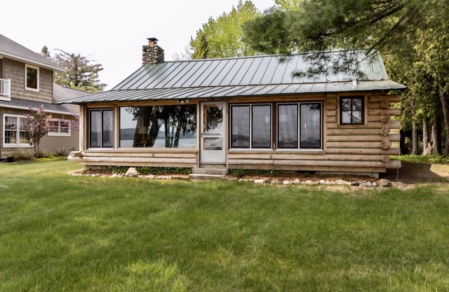 Up North Style Log Cottage con Private Lake Leelanau Waterfront-Libro para el verano 2019