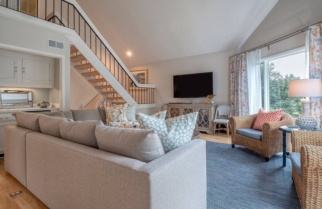 Updated, 3BR End Unit Spinnaker w/ Beach Boardwalk Access Across Street! Amenity Cards!