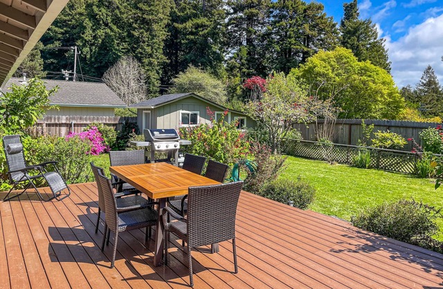Updated coastal getaway with fast WiFi, deck, grill & full kitchen