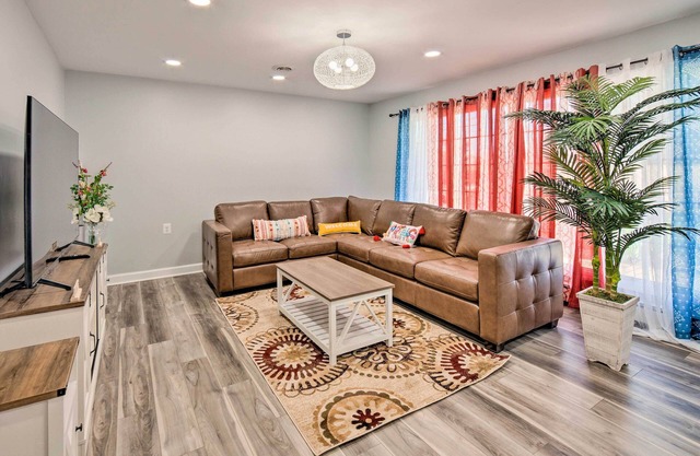 Updated Home w/ Pool Table ~ 4 Mi to Hershey!