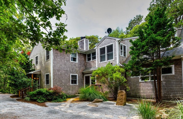 ¡Casa actualizada de Martha's Vineyard con bañera de hidromasaje, chimenea, cerca de la terminal del ferry!