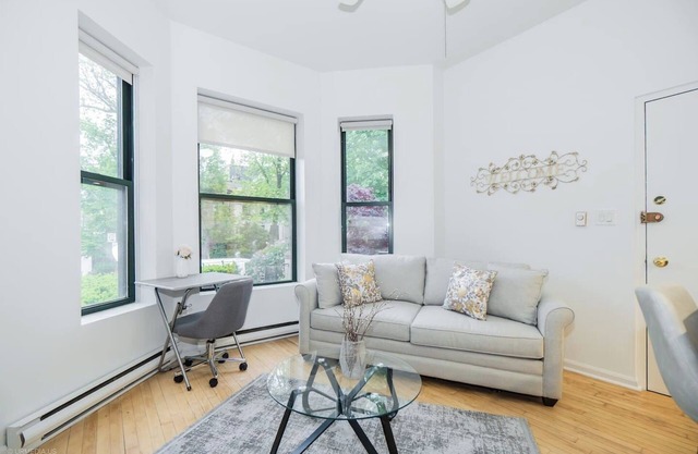 This apartment is a 1 bedroom(s), 1 bathrooms, located in Chicago, IL.
