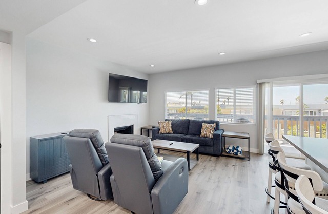 Updated townhome in gated community w/ shared pool & jacuzzi - walk to beach
