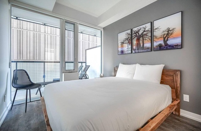 Upscale 1BR Apt with Stunning Views, near CN Tower