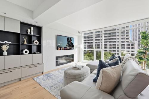 Upscale 2BR Condo Downtown TO Gem w Parking