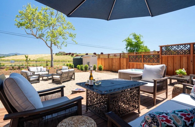 Upscale 3-BD Healdsburg Retreat–Vineyards, Hot Tub