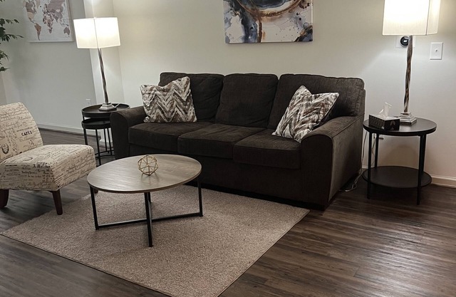 Upscale Apartment w/ Pool, Near Restaurants, Hospital, Malls, Interstate & Arena