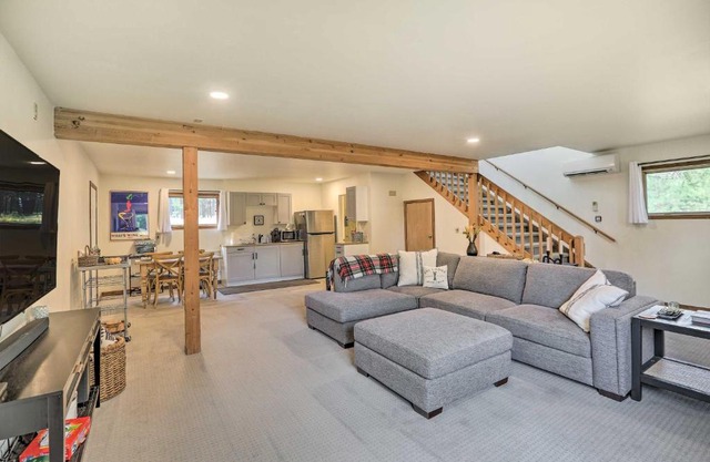 Upscale Bend Barn with Deck - Close to Trails!