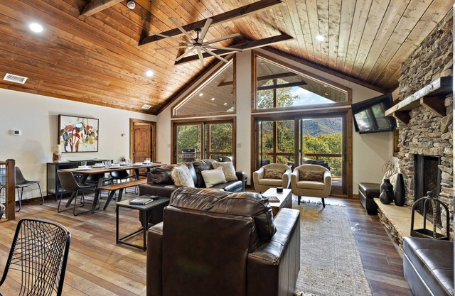 Upscale Mountain Cabin w/ Living Room Views