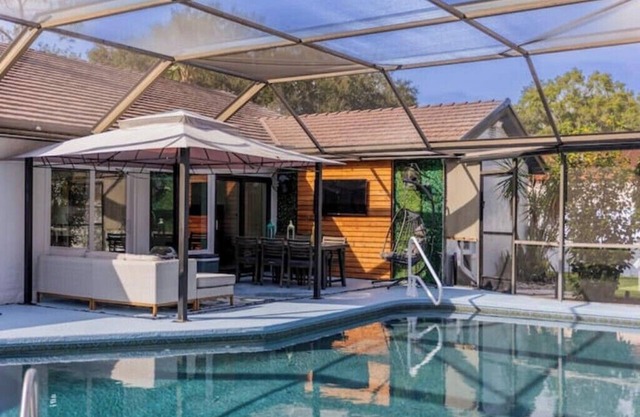 Upscale Tampa Bay Dream Home Pool / Putting Green