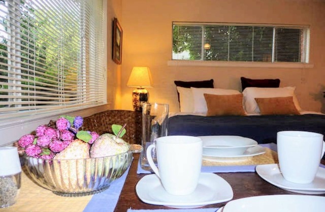 Uptown Dallas - Bright Studio 1A, WiFi, estacionamiento, cerca de restaurantes y tiendas y caja fuerte