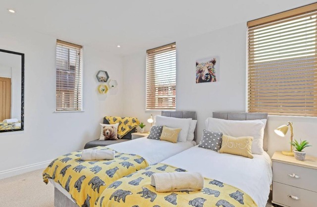 Urban Heights - two Bedroom two Bathroom Loft Style Apartment - Fast Wifi