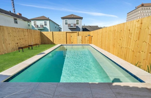 This duplex is a 4 bedroom(s), 3 bathrooms, located in New Orleans, LA.