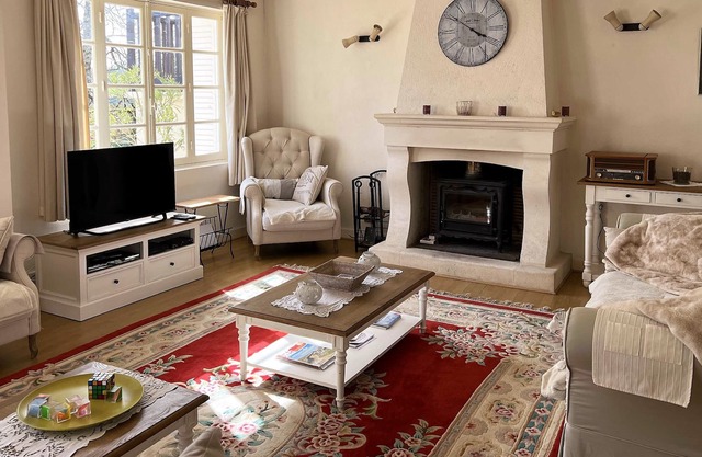 Villa with swimming pool and a vast landscaped park. For 6 to 13 travelers.