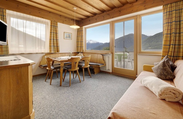 Pet-friendly Vacation Apartment Sonnenhof SONNGARTEN with Mountain View, Wi-Fi, Terrace & BBQ